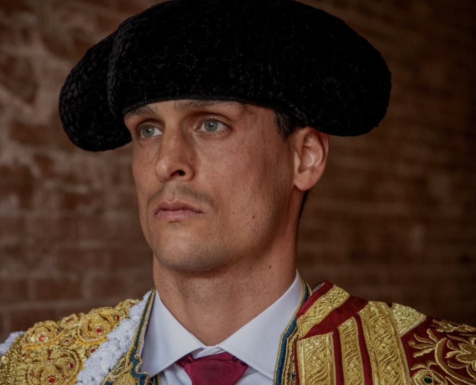 David Galván ha sido incluido en este cartel gracias a sus triunfos anteriores en la plaza de toros de León, consolidándose como uno de los favoritos del público