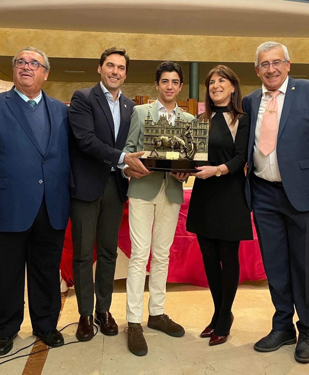 El novillero salmantino recoge el galardón al Triunfador en la localidad vallisoletana 