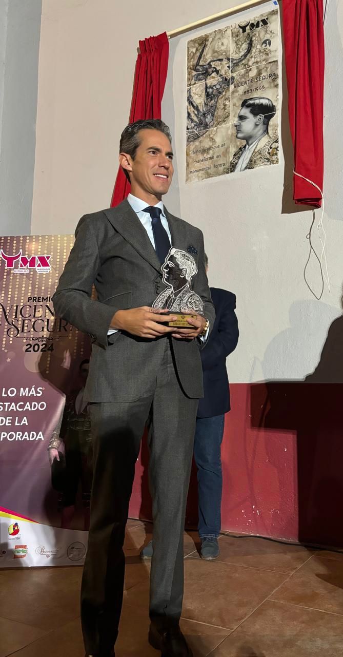 Ante más de un centenar de aficionados, se entregaron los galardones y se develó un azulejo conmemorativo en honor al matador Vicente Segura