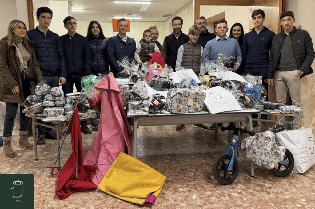 La RUCTL entrega juguetes a los niños afectados por la DANA en Algemesí, mostrando su apoyo y solidaridad