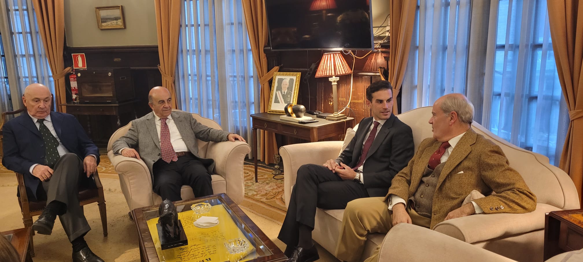 En su intervención, Fernando Adrián repasó los momentos clave de su temporada, haciendo énfasis en la importancia de su actuación en la Corrida de Beneficencia en Las Ventas