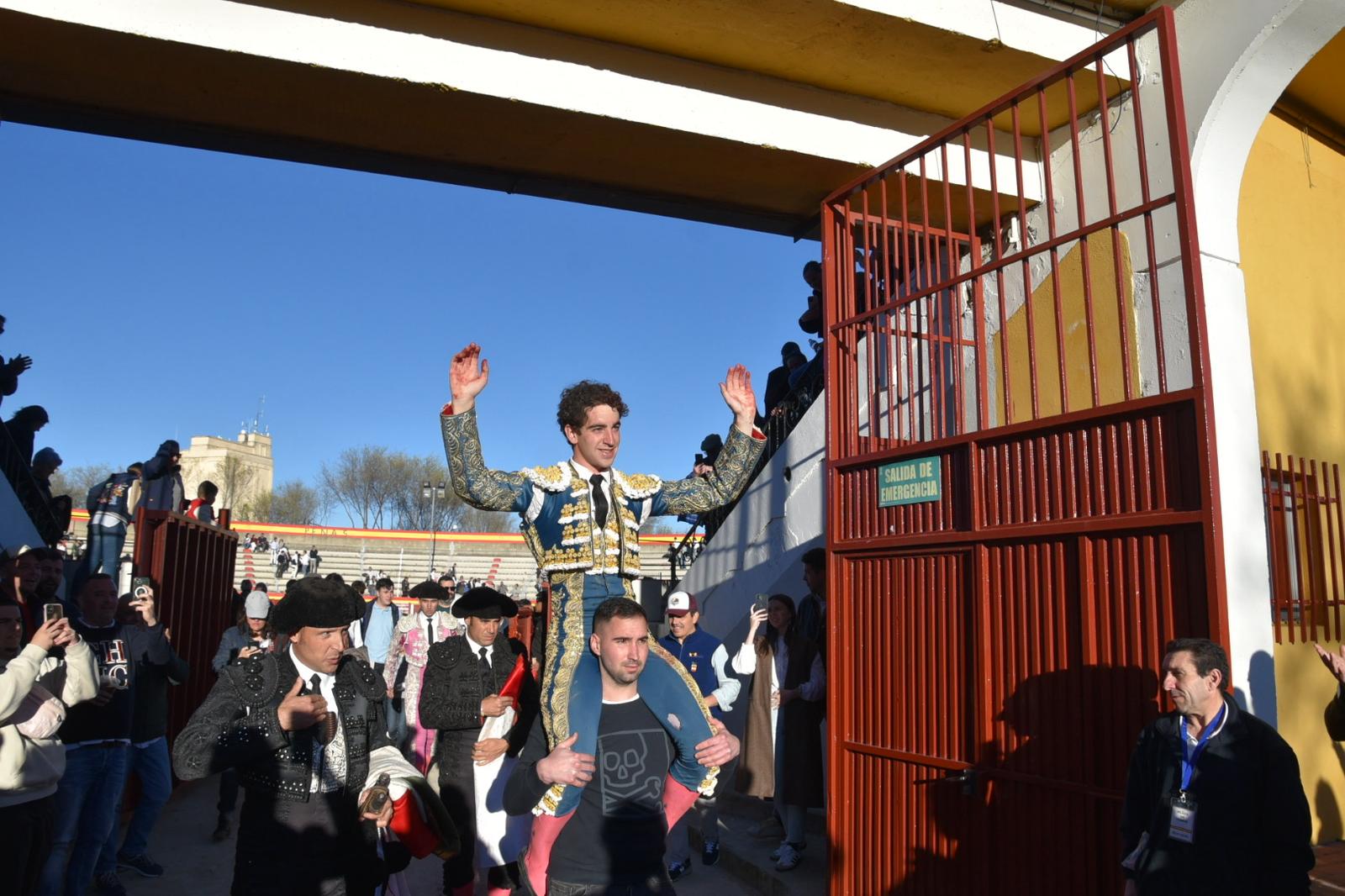 Puerta grande al valor seco de Víctor Hernandez en El Casar