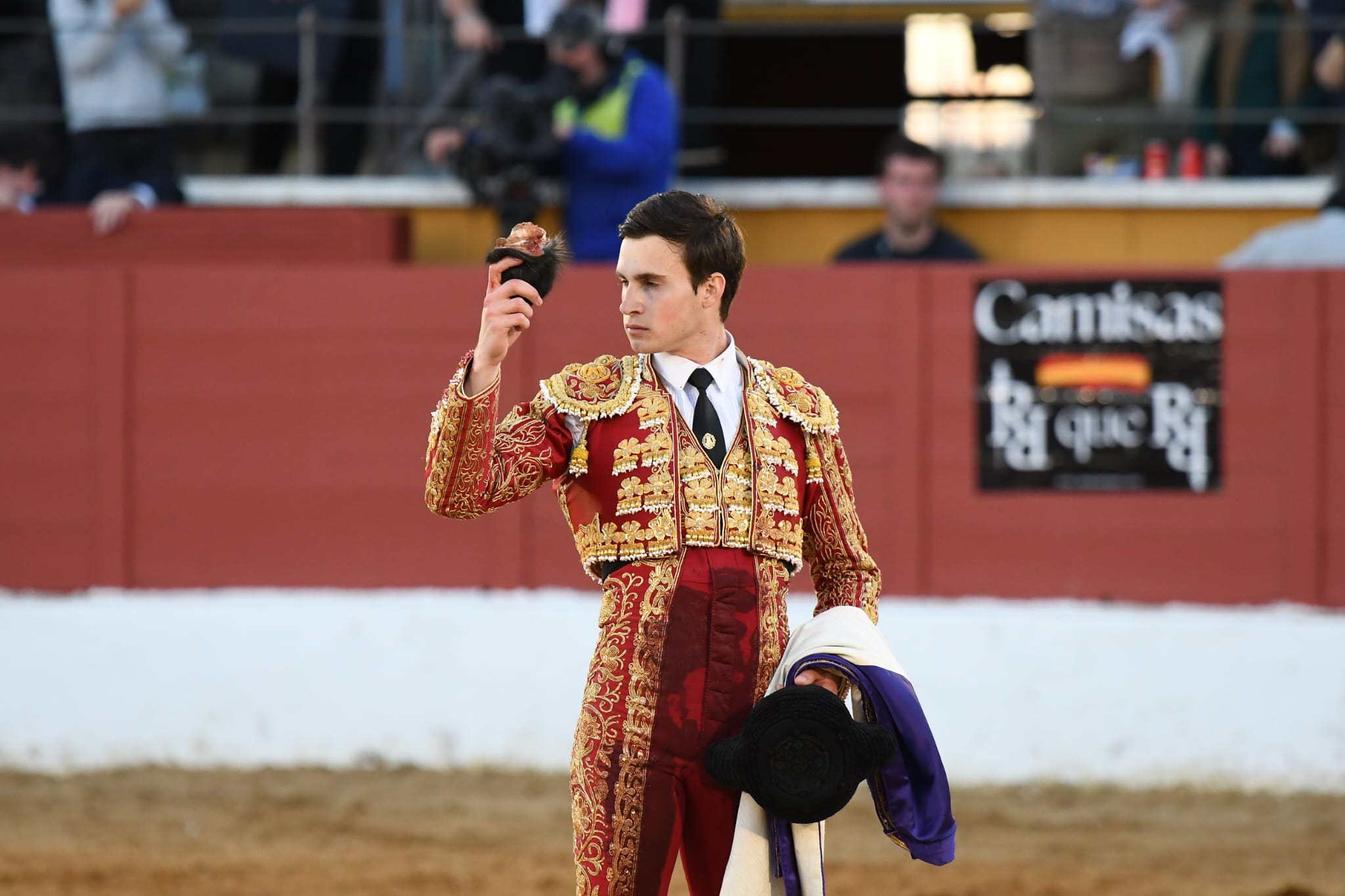 Sergio Rodríguez corta el único trofeo en San Agustín del Guadalix