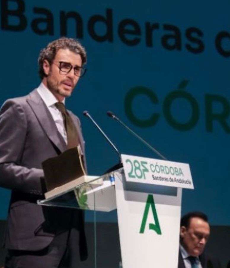 Finito de Córdoba recibe la Bandera de Andalucía por su trayectoria taurina y defensa de la fiesta