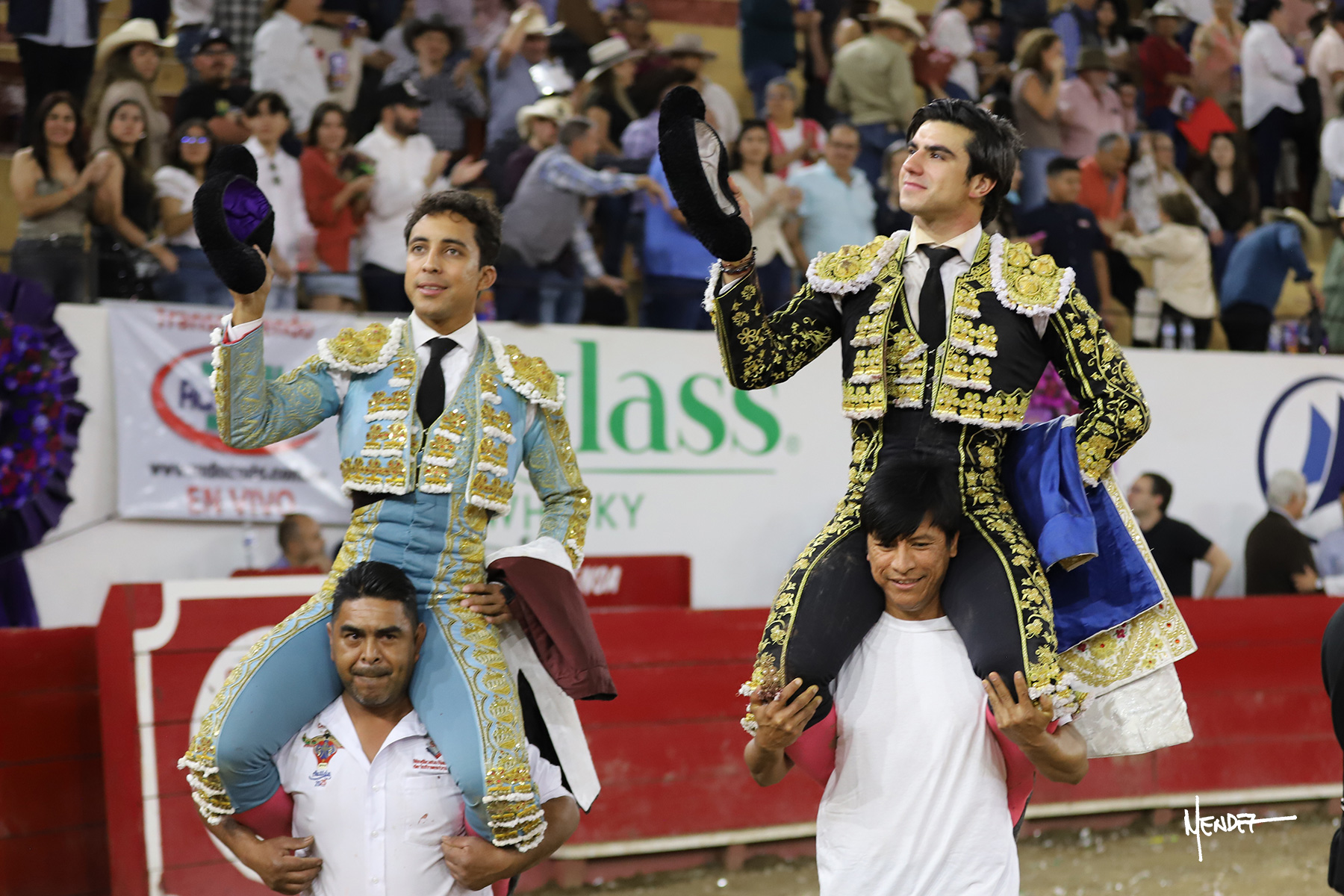 Leo Valadez y Colombo encienden el carnaval de Autlán de la Grana saliendo a hombros