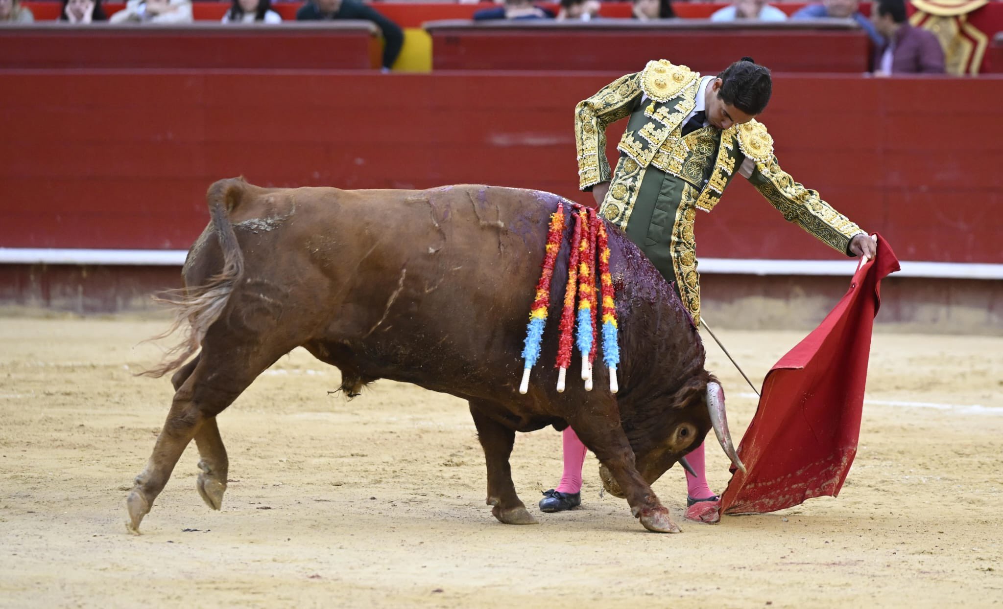 El natural de Torrejón aclara una tarde aciaga con los aceros