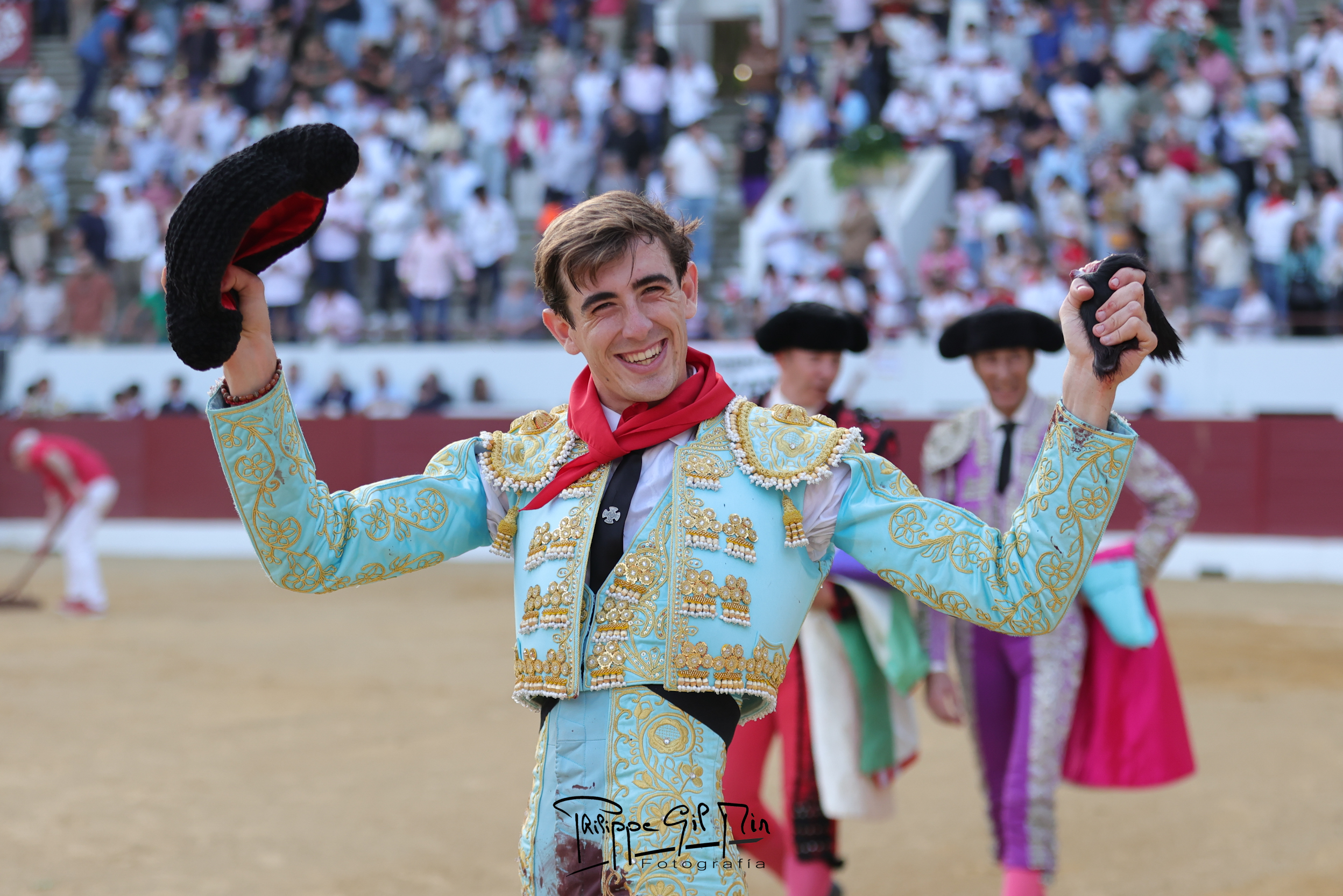 Pepe Luis Cirujeda toca pelo en Aire-sur-l’Adour