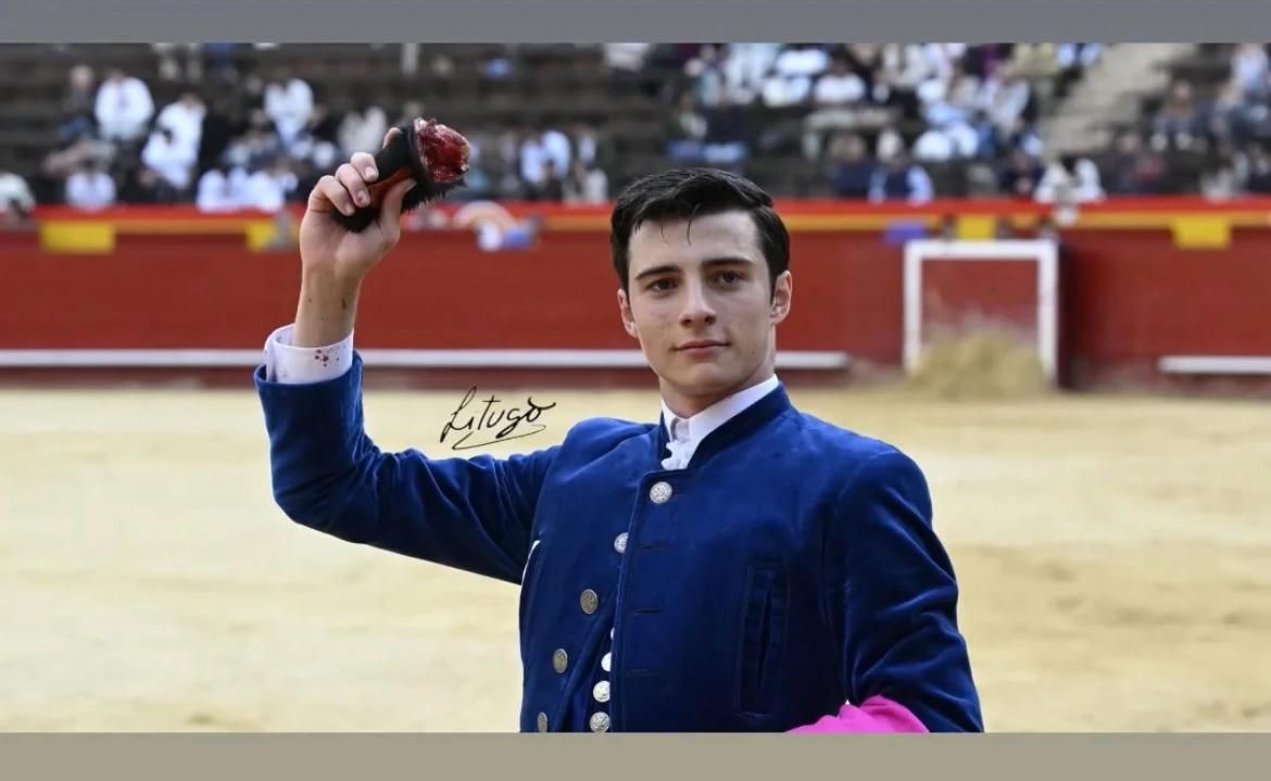 Alfonso Morales corta una oreja en Valencia