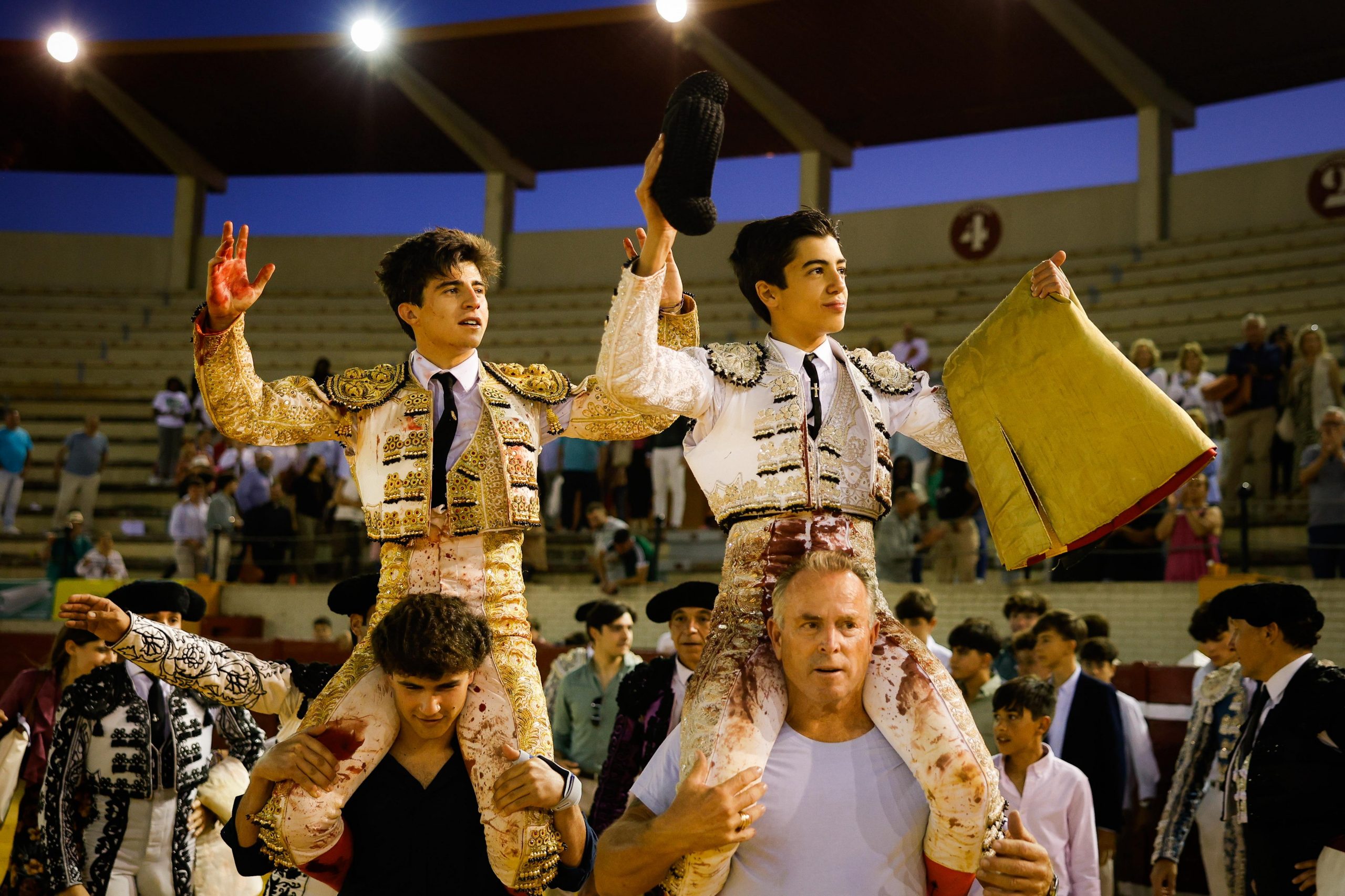 Cinco orejas y un rabo para Marco Pérez en Morón, a hombros con Martín Morilla