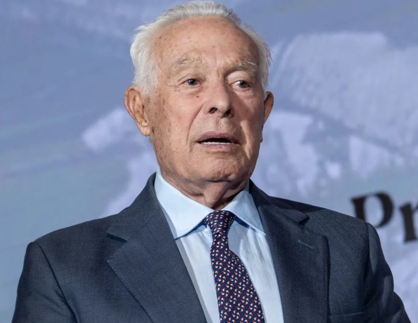 Curro Romero, ingresado en el Virgen Macarena de Sevilla por infección y bajada de tensión