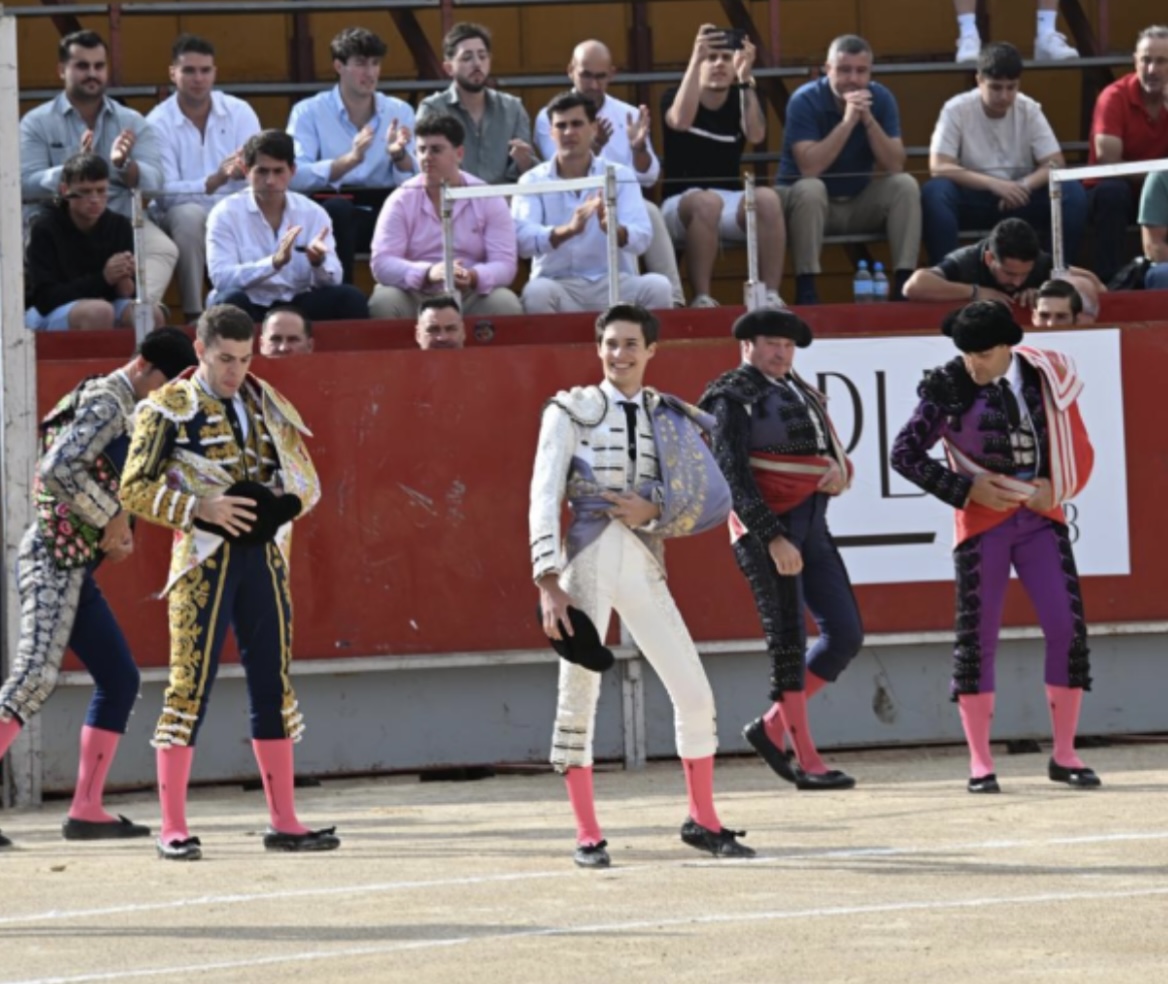 Víctor Acebo triunfa con dos orejas; Toni Martín deslumbra desorejando sus novillos y Trigueros pasa a la enfermería