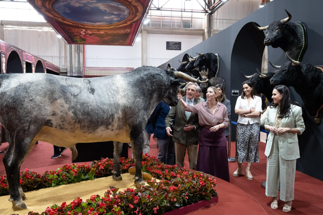 La presidenta de la Comunidad Autónoma de Extremadura visita la exposición homenaje a la RUCTL en Ecuextre