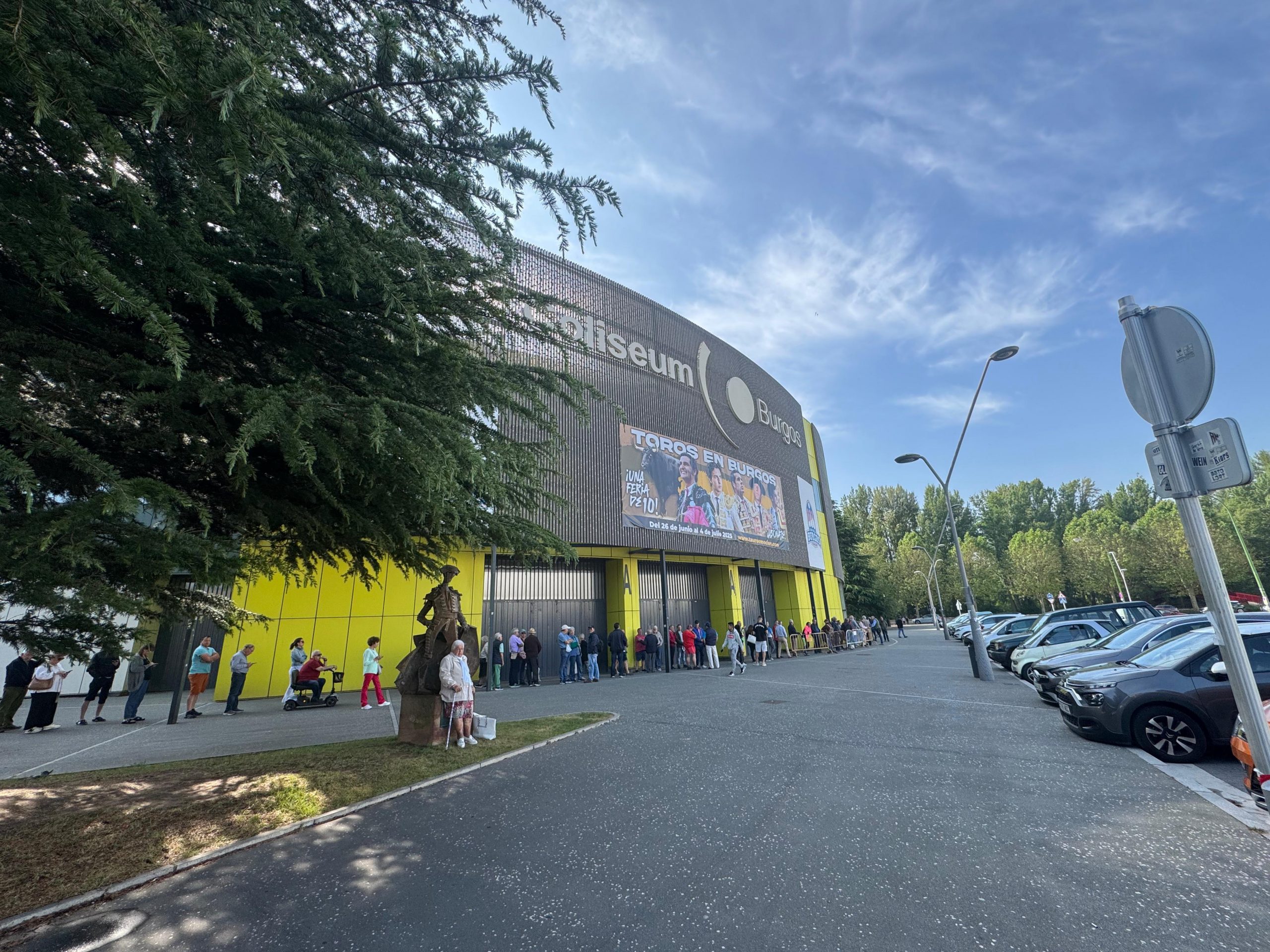 Desde las siete de la mañana para comprar entradas para la feria de Burgos: colas y expectación en la venta de entradas sueltas