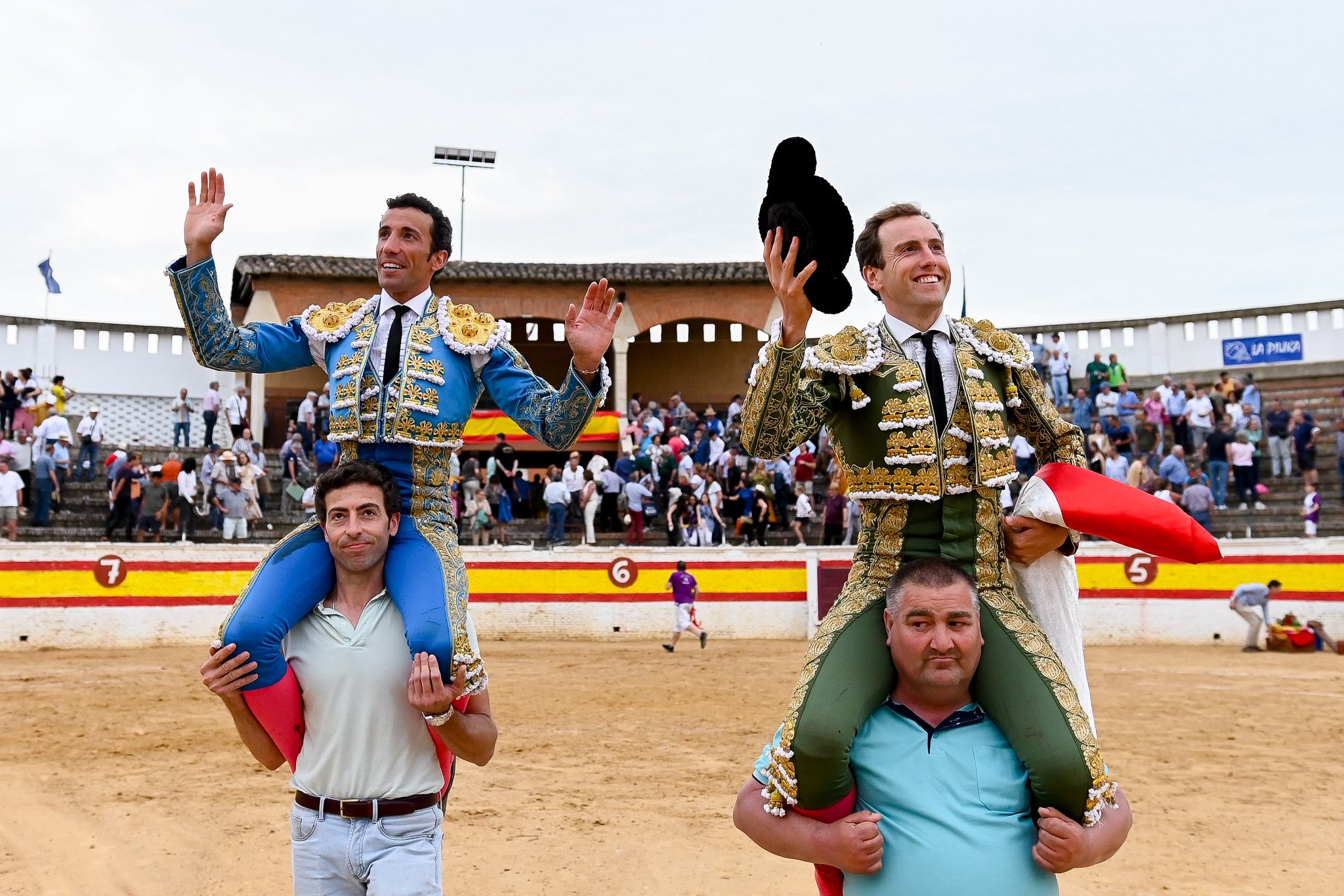 Puerta grande para Román y David de Miranda en Sahagún con una seria corrida de Valdellán