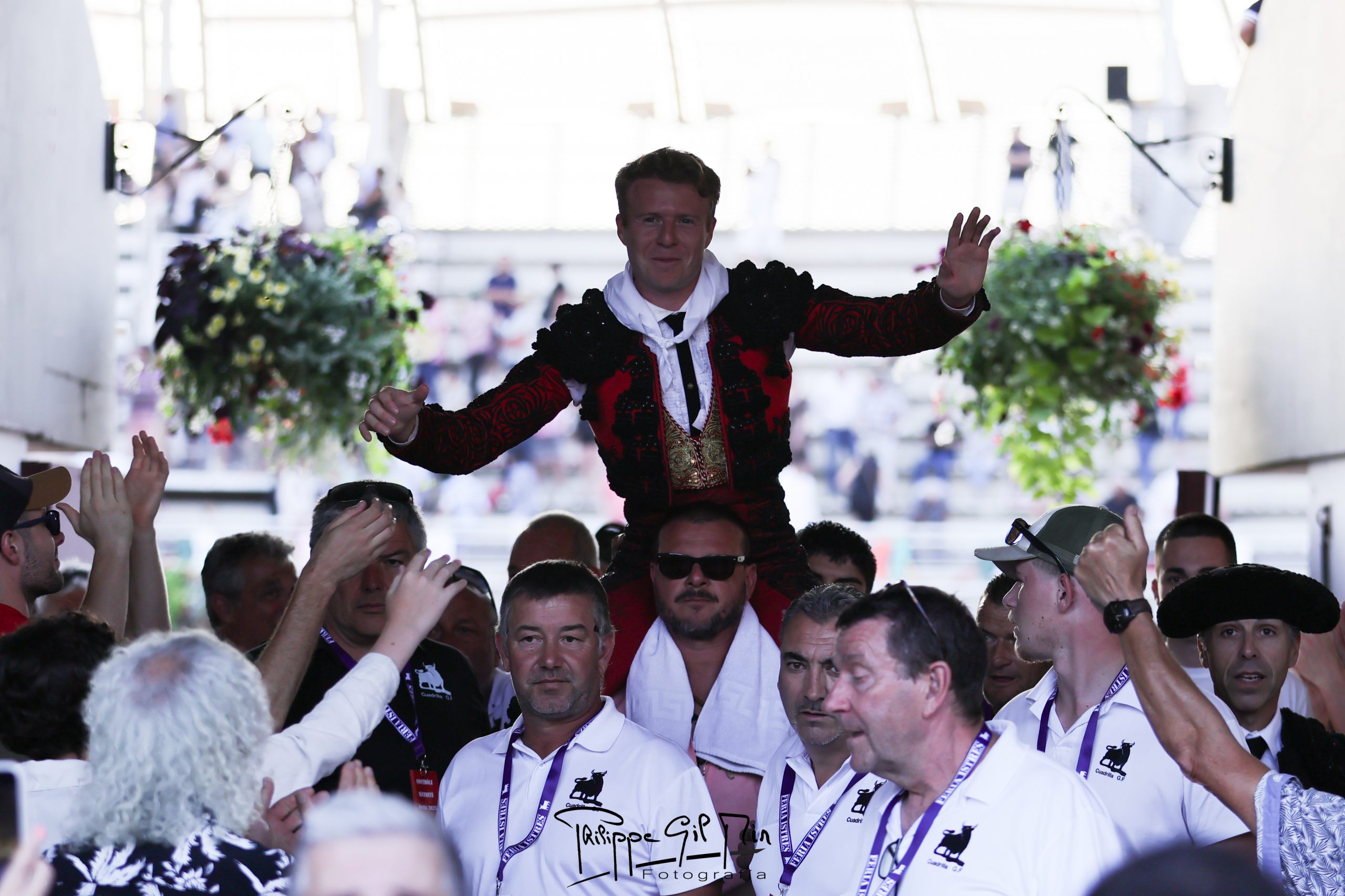 Clemente triunfa en Istres con cuatro orejas en una tarde de torería y firmeza