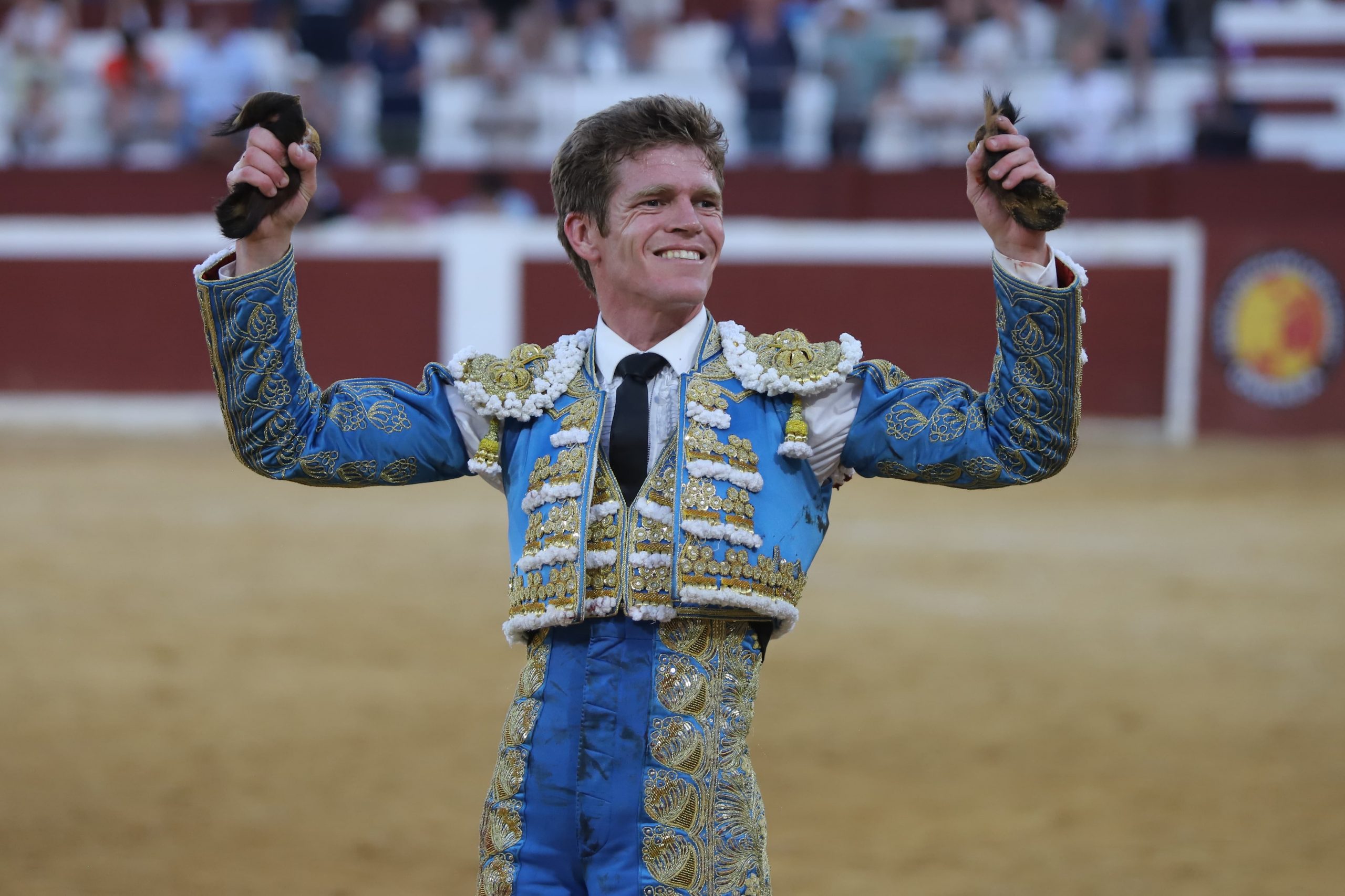 Borja Jiménez a hombros en la vuelta de los toros a Ondara veinte años después