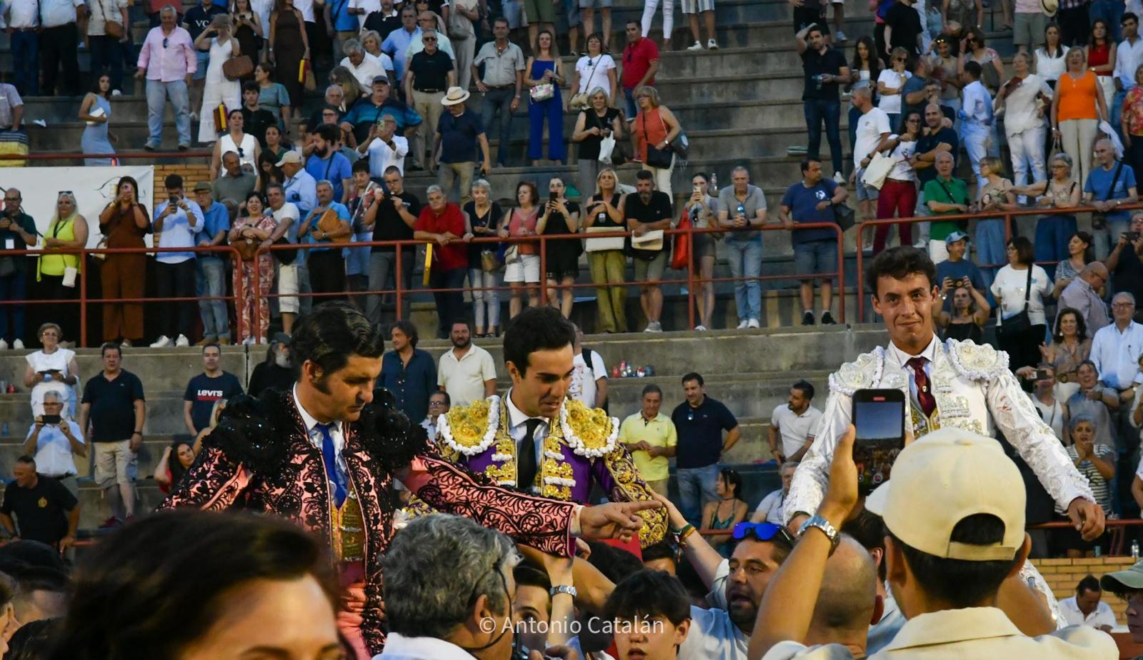 Morante, Rufo y Chicharro salen a hombros en una tarde triunfal y llena de entrega en Móstoles