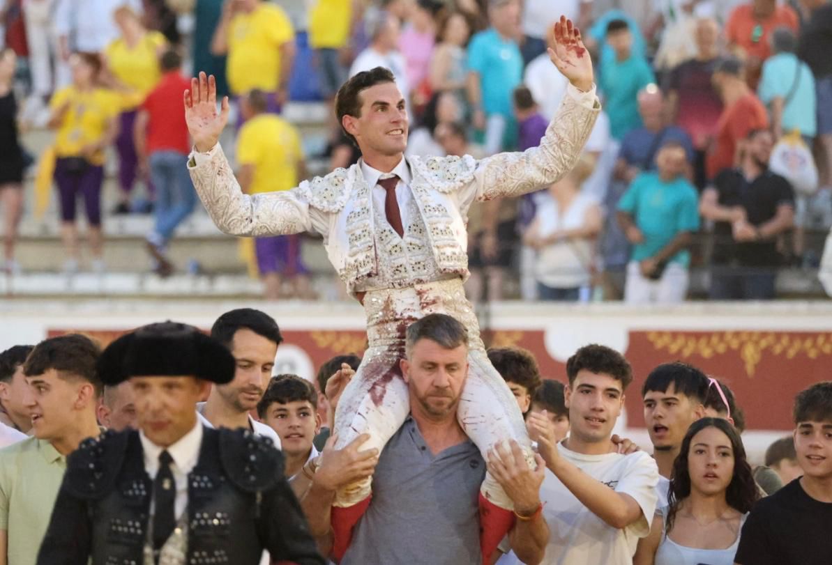 Fernando Adrián sale a hombros en un manso encierro de Valdefresno