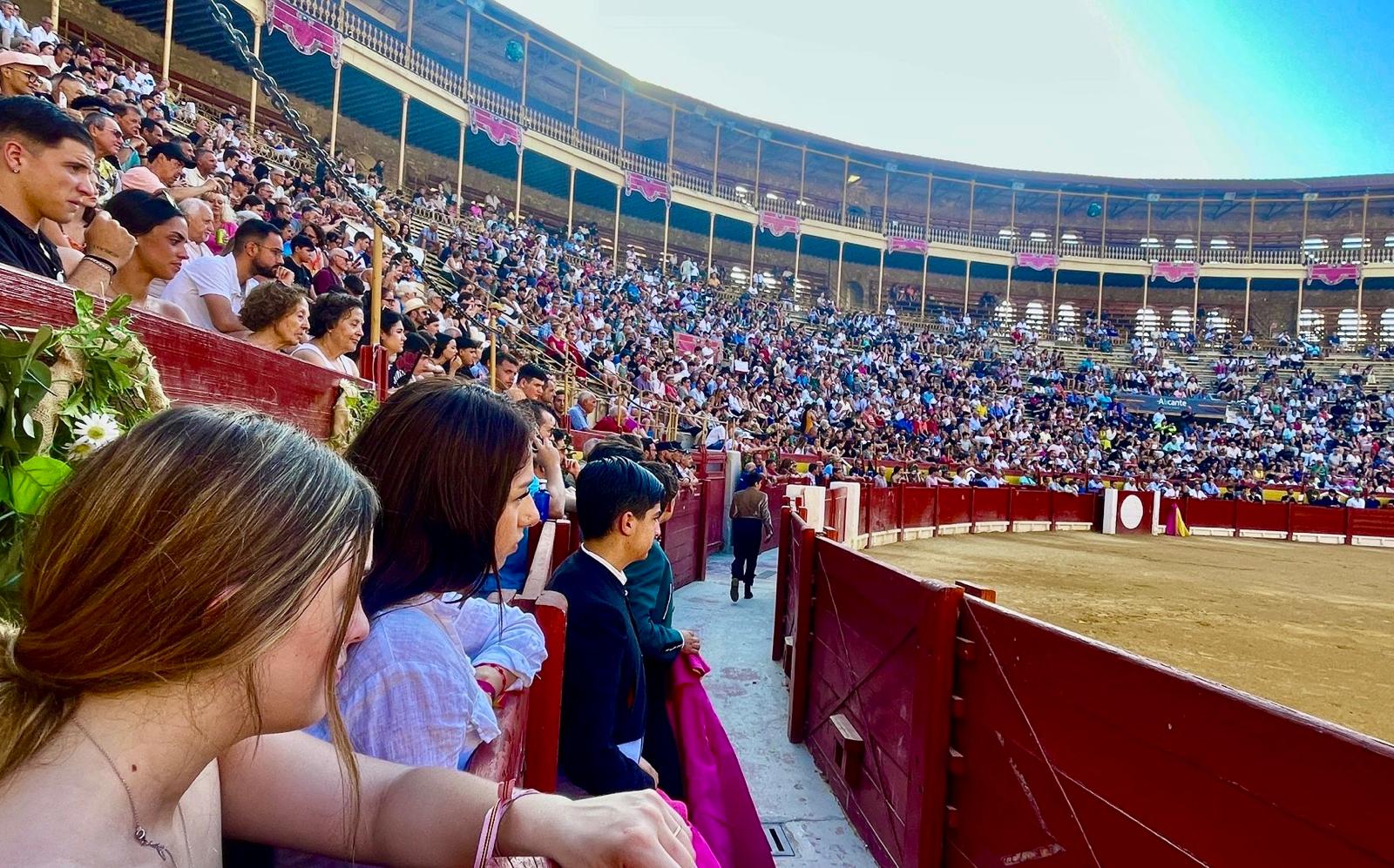 Más de 11.000 personas asisten a las dos clases prácticas de la Feria de Hogueras de Alicante