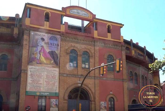 Desplegado el cartel gigante de Las Colombinas 2025 en la fachada principal de la Plaza de Toros de ‘La Merced’