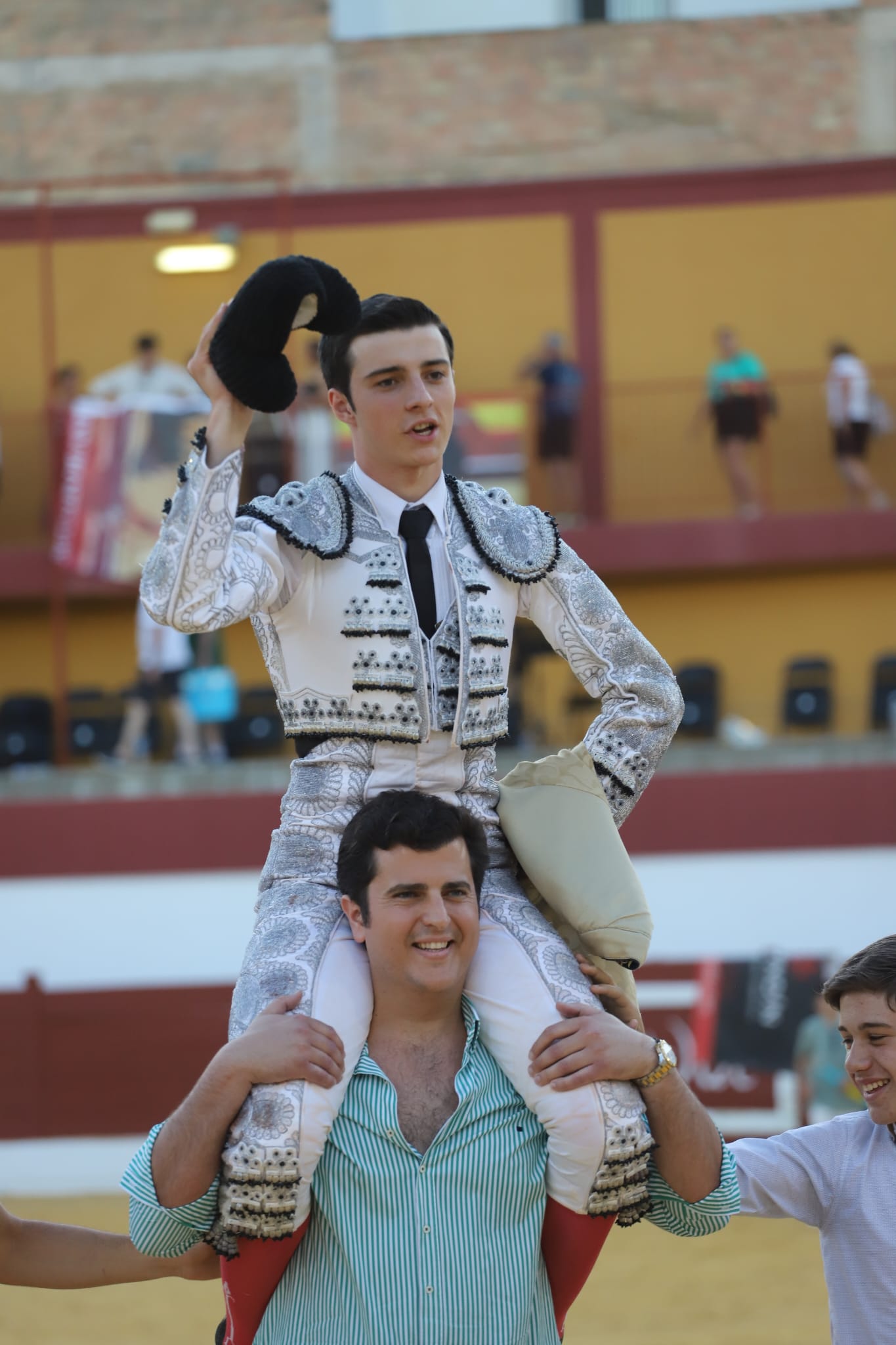 Alfonso Morales a hombros en Jódar con una buena novillada de El Añadío