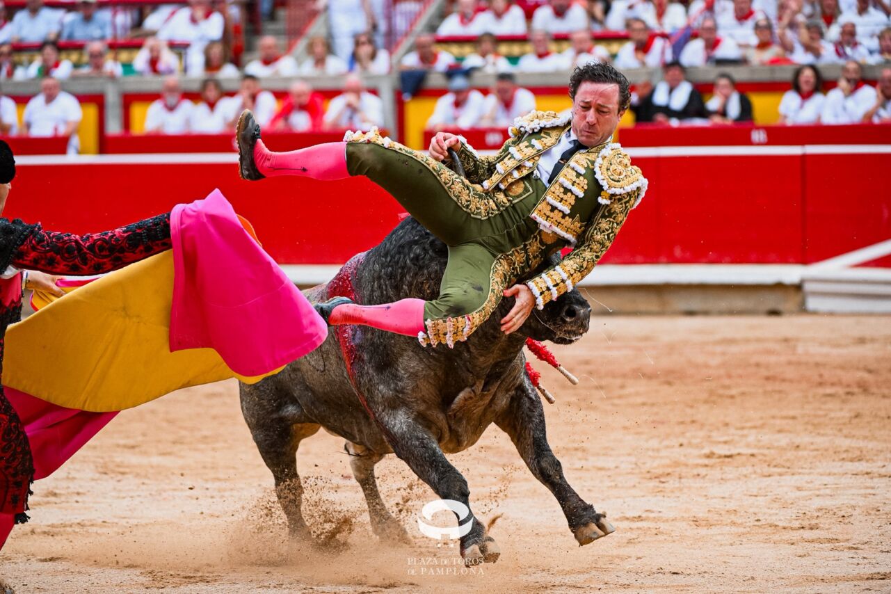 Rafaelillo, trasladado al hospital tras una dura cogida en Pamplona con fuertes dolores en la cadera y costillas
