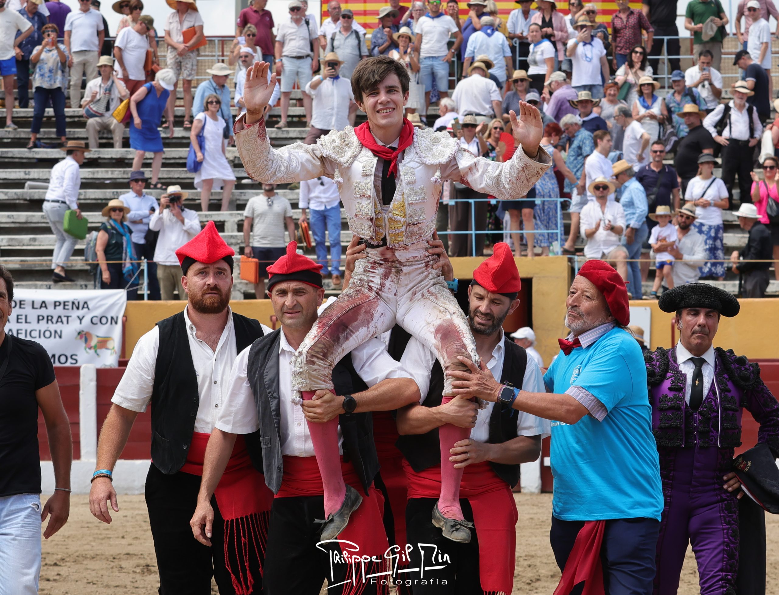 Mario Vilau triunfa en su presentación en Céret pese a la cornada