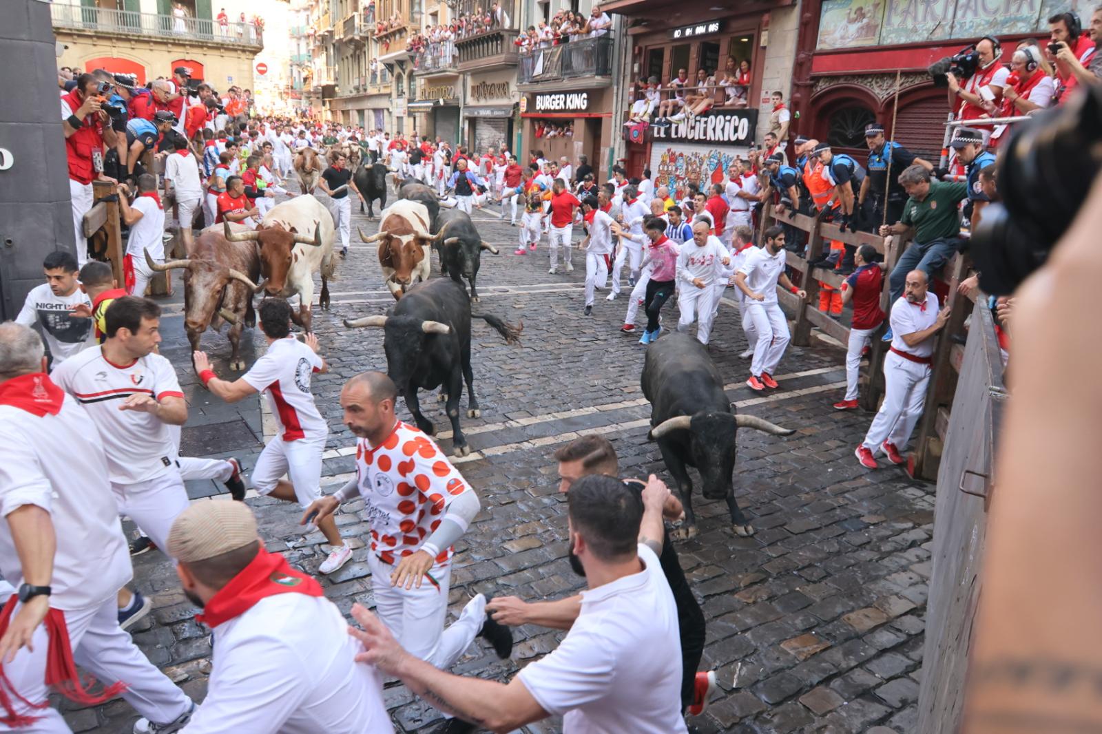 Los Miura cierran los encierros de San Fermín 2025 con la carrera más rápida de las fiestas