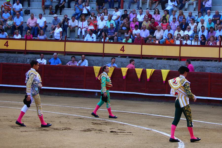 Corrida de toros con matadores banderilleros y novillada picada mixta en Navaluenga