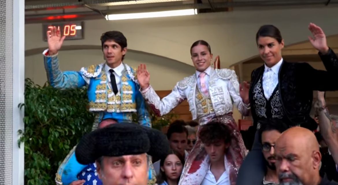 Sebastián Castella y Olga Casado enloquecen Lunel en una tarde a hombros con Lea Vicens