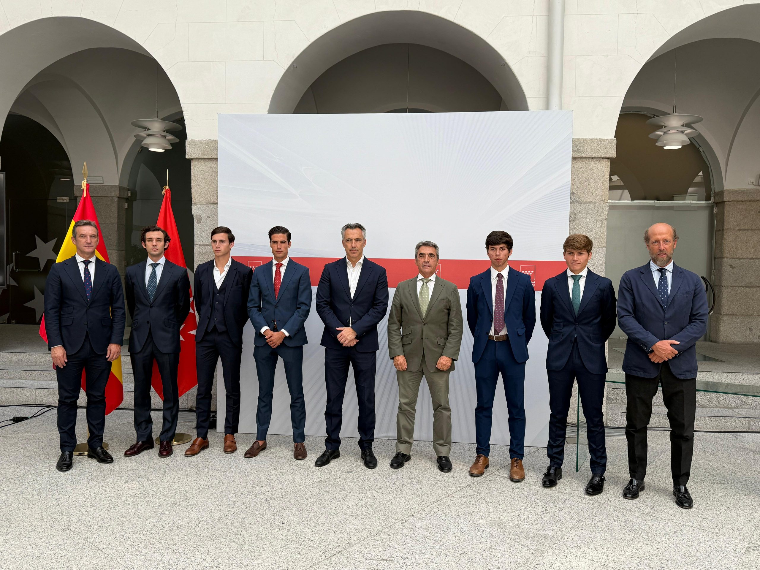 La Comunidad de Madrid recibe a los finalistas de la Copa Chenel y el Circuito de Novilladas de Madrid