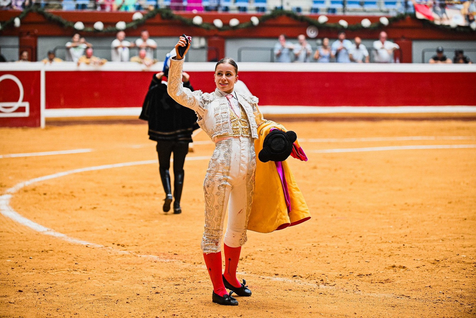 Olga Casado pasea la única oreja en una tarde sin fortuna con la espada para Marco Pérez