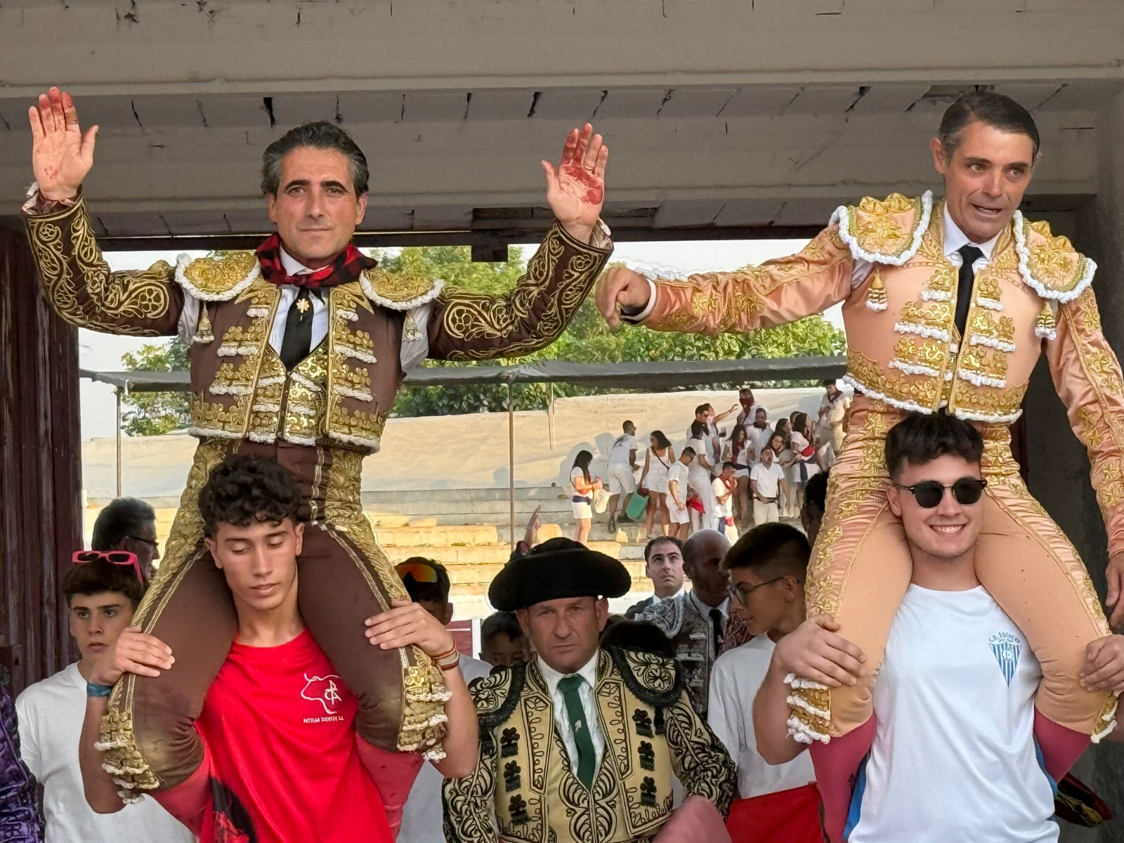 Emilio Serna y Sánchez Vara a Hombros en Calamocha