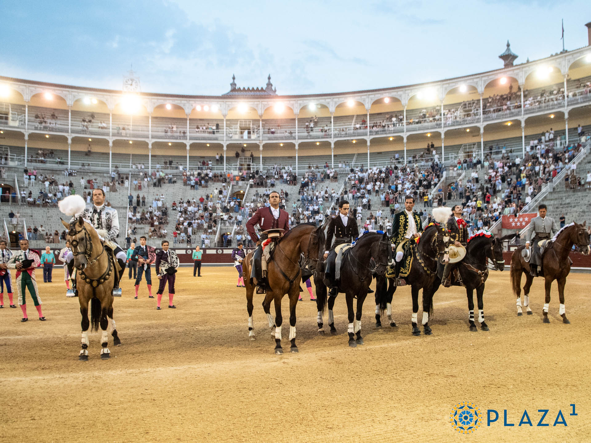 Gamero y los confirmantes Adrián Venegas y Ferrer Martín dan una vuelta al ruedo en Las Ventas