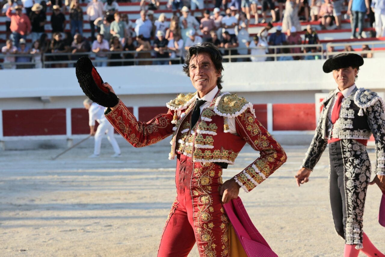 Curro Díaz y Tibo García pasean trofeos en una tarde de temple y buen toreo en Saintes Maries de Mer