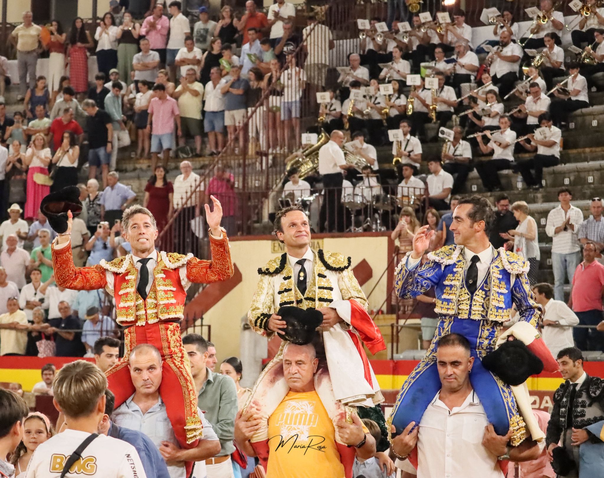 Ferrera, El Fandi y Escribano arrasan en Almendralejo con nueve orejas y triple Puerta Grande