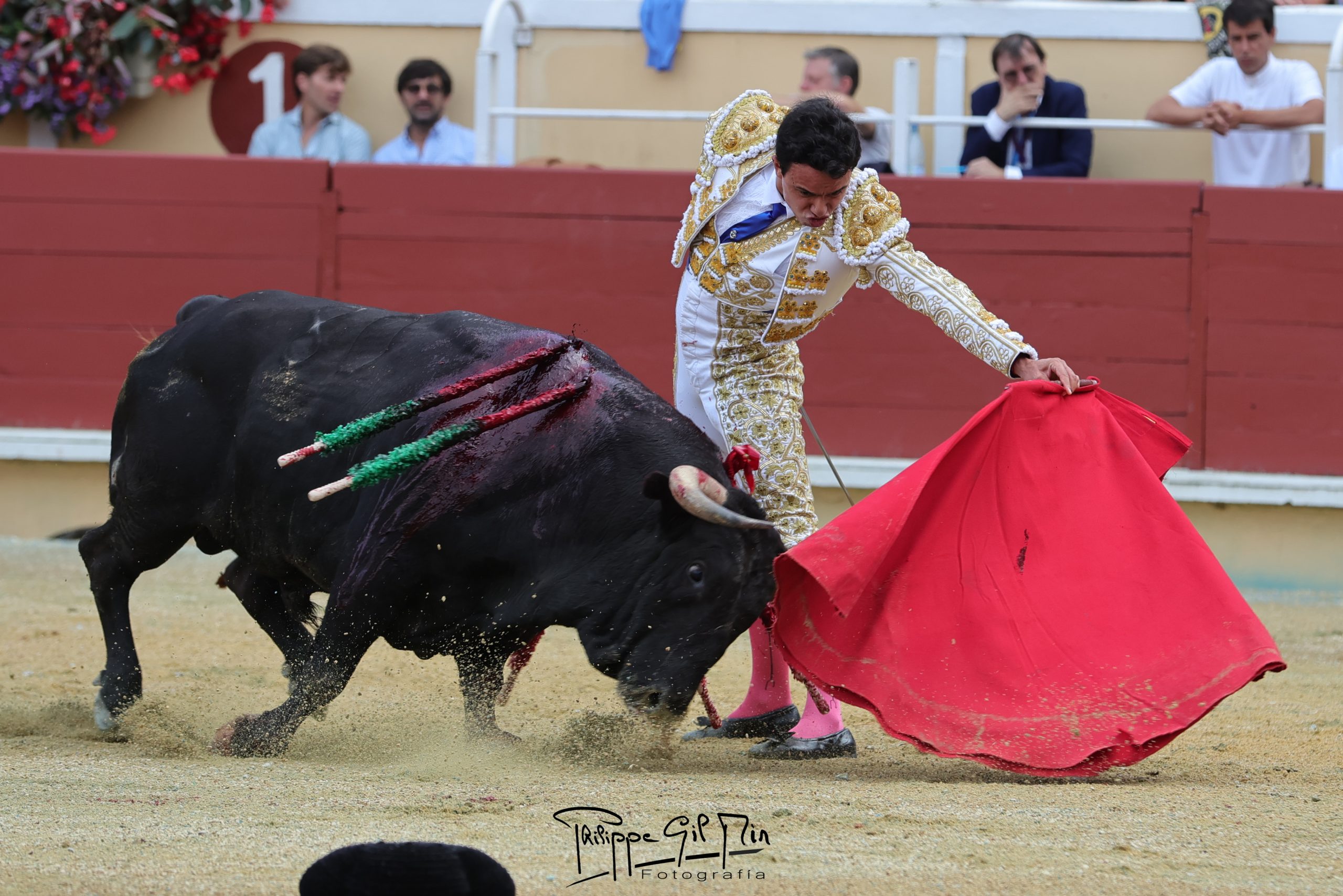 Bayona vive una tarde de valor y juventud marcada por el percance de Juan de Castilla