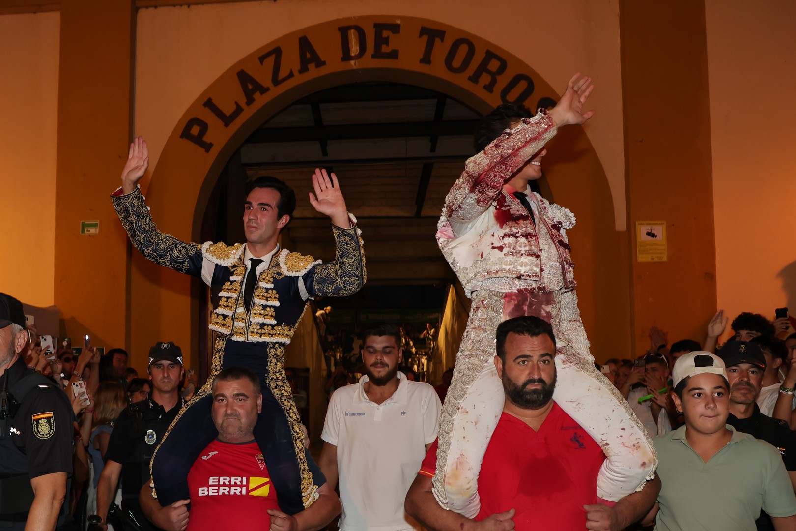 Roca Rey, heroico, y Tomás Rufo, sublime, a hombros en Huesca
