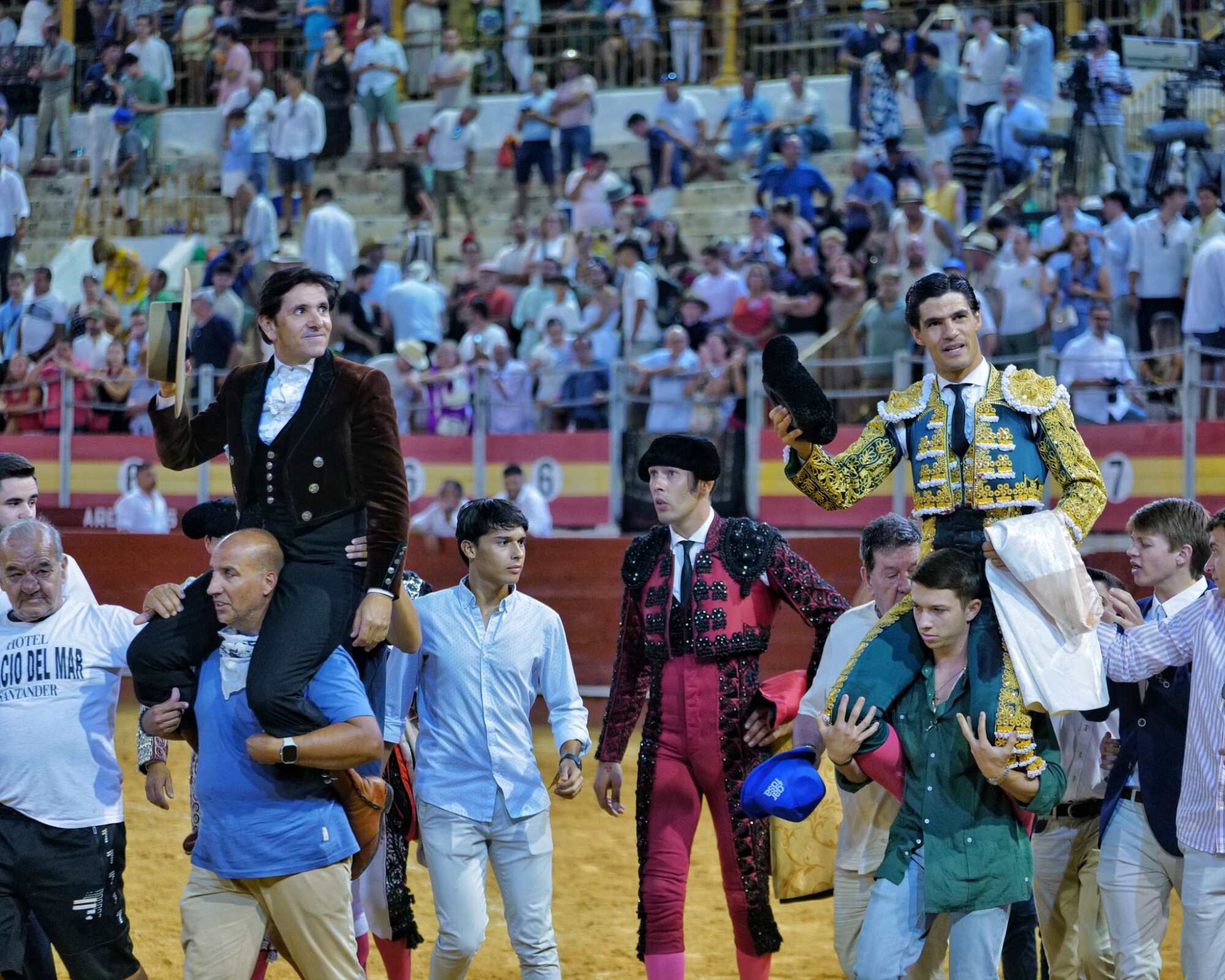 Ventura y Aguado abren la puerta grande en la última de la Feria de Almería