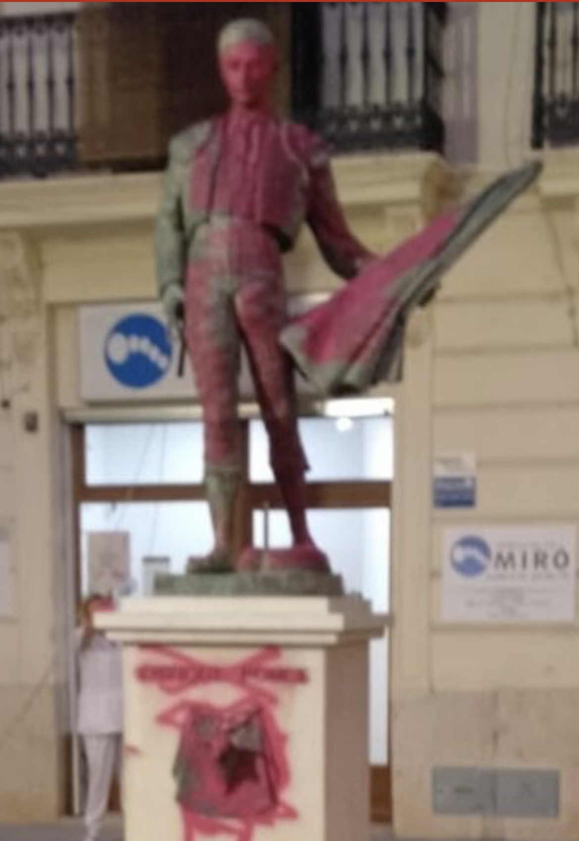 Vandalizan la estatua de Enrique Ponce en Chiva