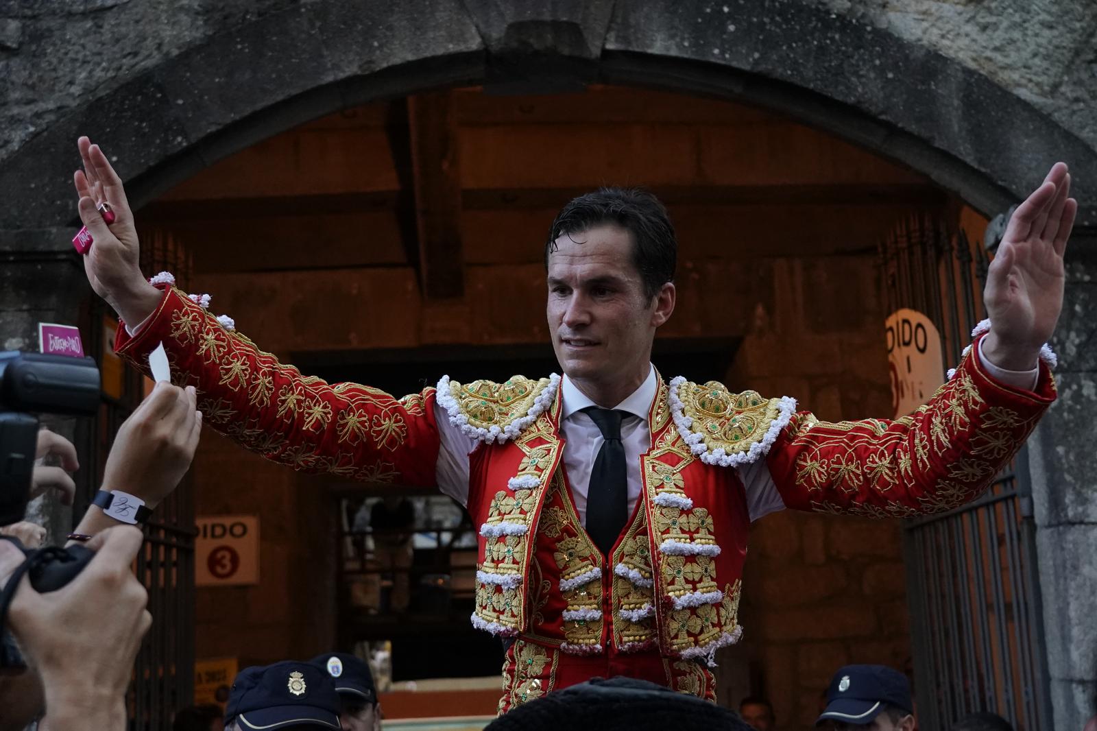 Daniel Luque firma una tarde de poder en Pontevedra y Talavante se reparte el protagonismo