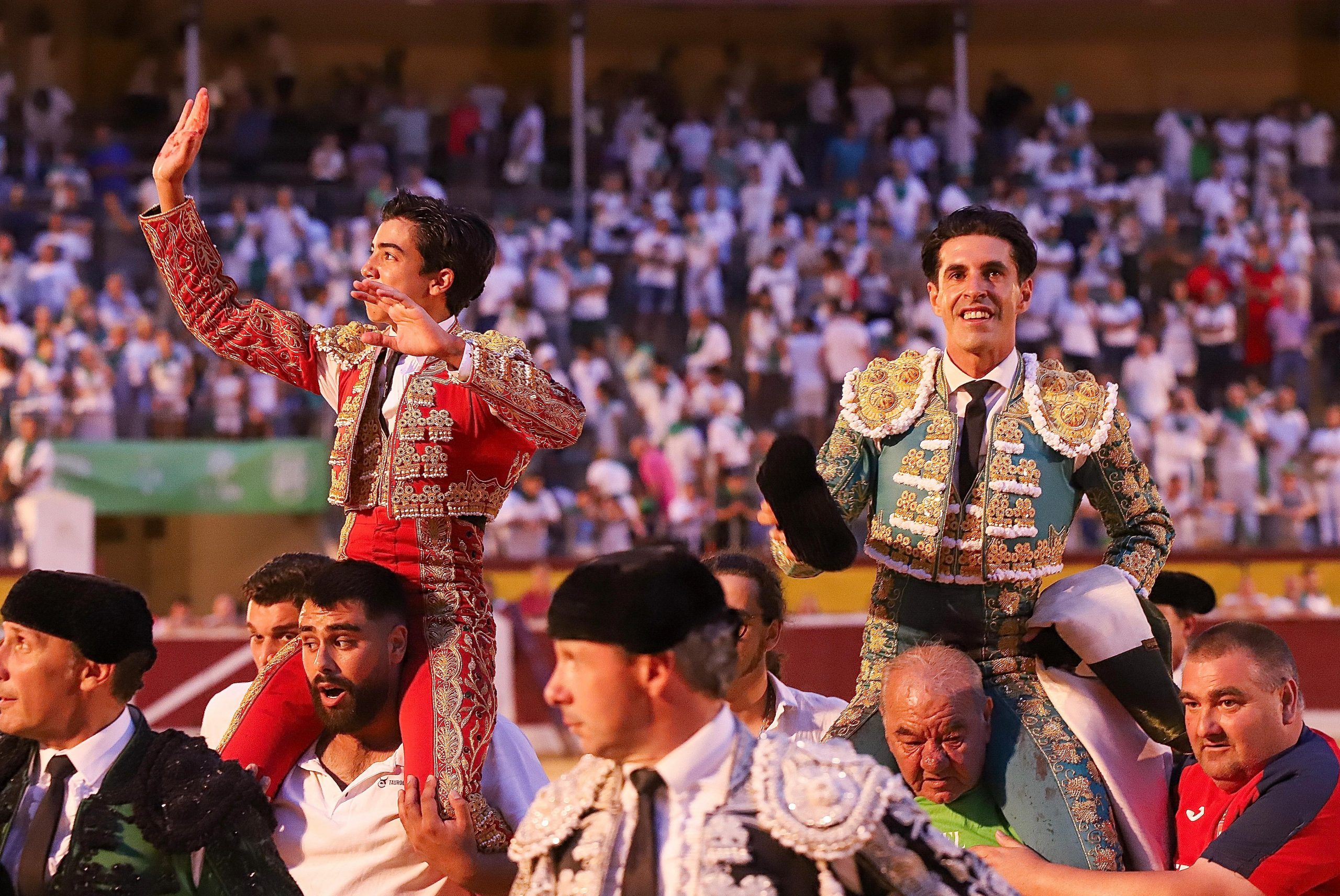 Tarde triunfal en Huesca con Talavante y Marco Pérez, a hombros