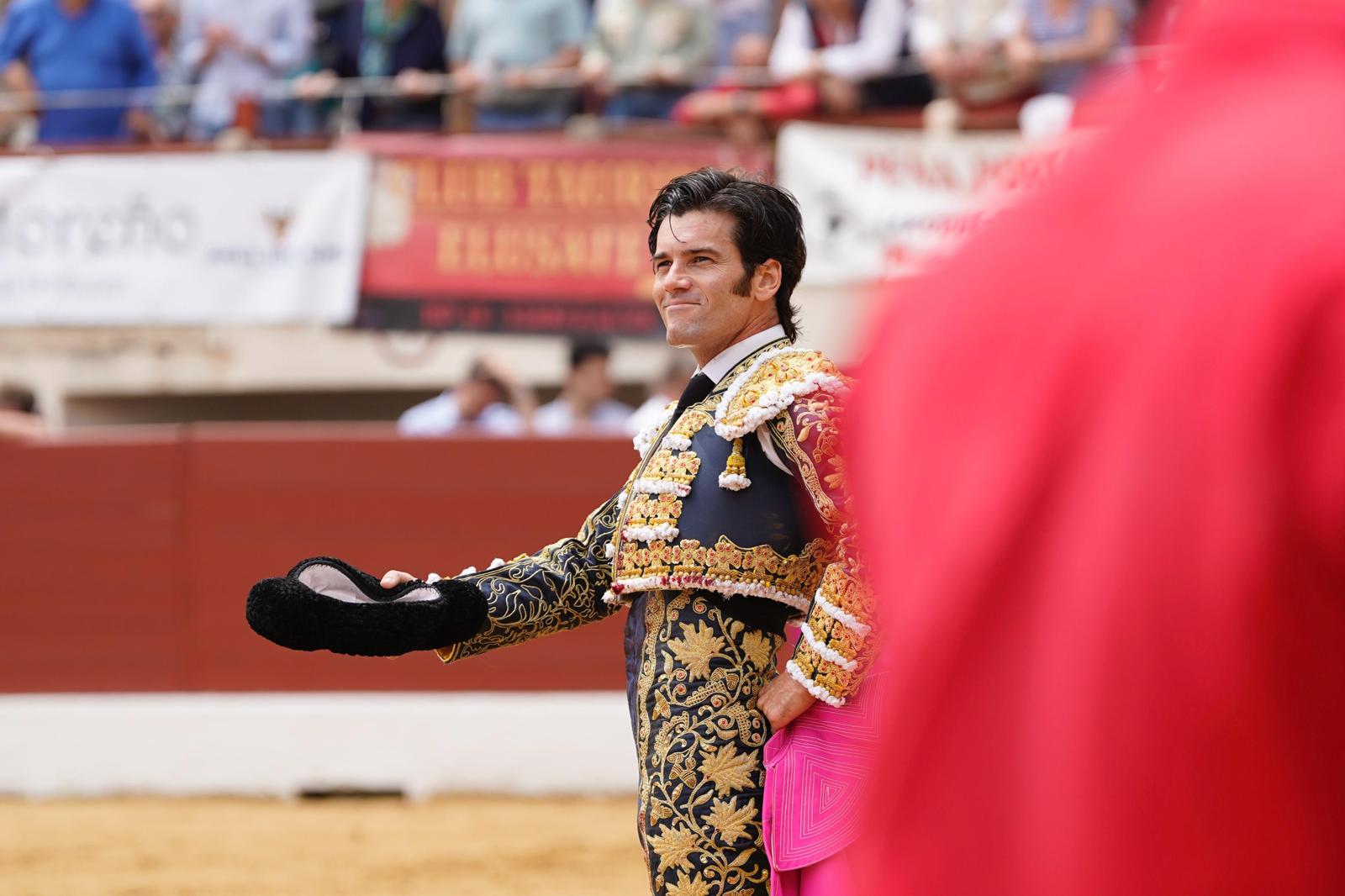 José Garrido, gran triunfador de la Feria Taurina de Matara al cortar seis orejas y un rabo
