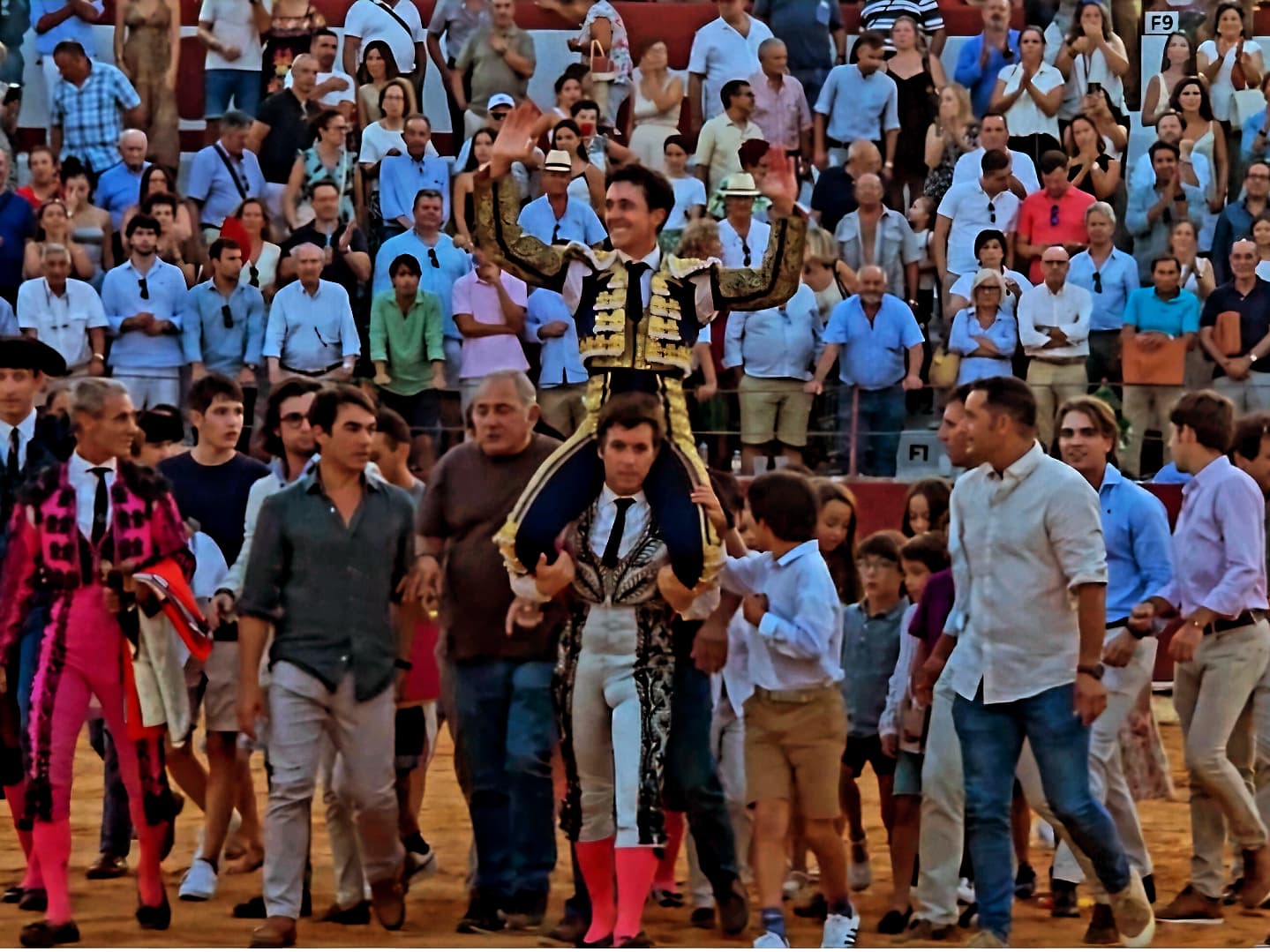 El Capea se despide a lo grande en Guijuelo con cinco orejas y un rabo en una tarde para la historia