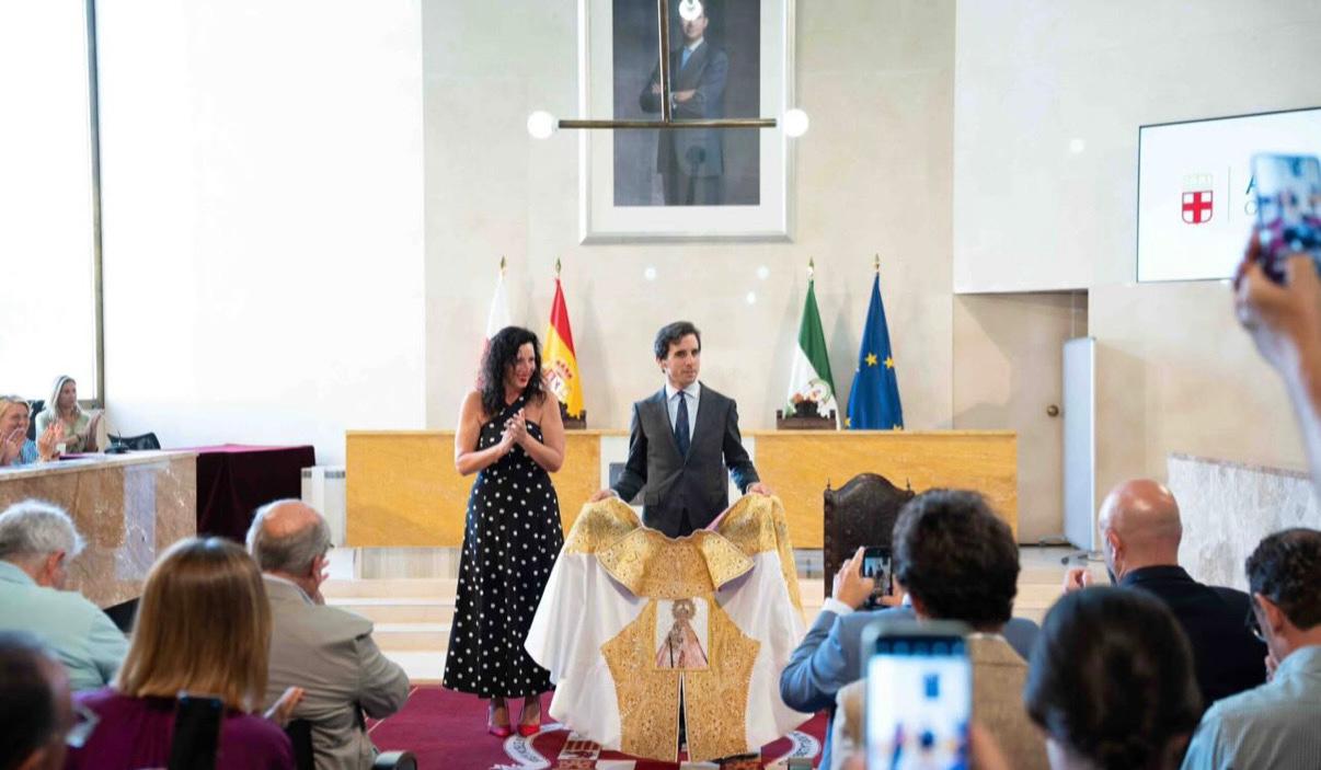 Juan Ortega recibe el Capote de Paseo al Triunfador de la Feria de Almería 2024