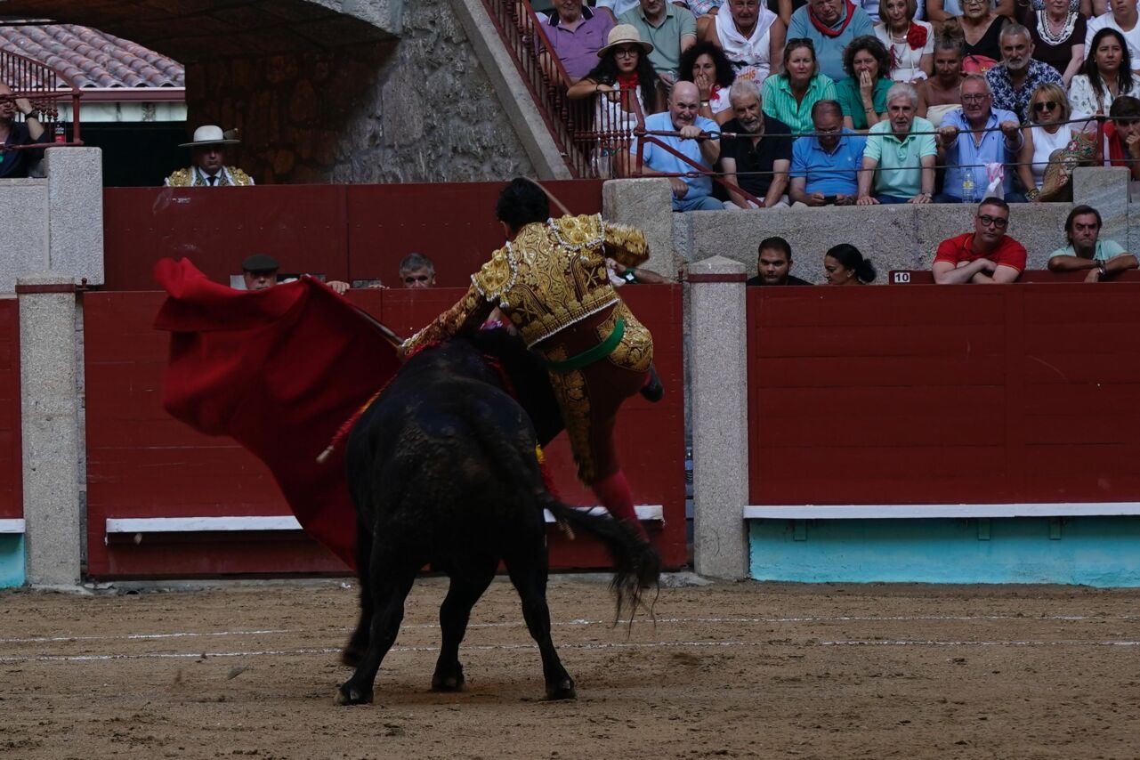 Morante de la Puebla, cogido en Pontevedra por el muslo derecho con el primero de Garcigrande