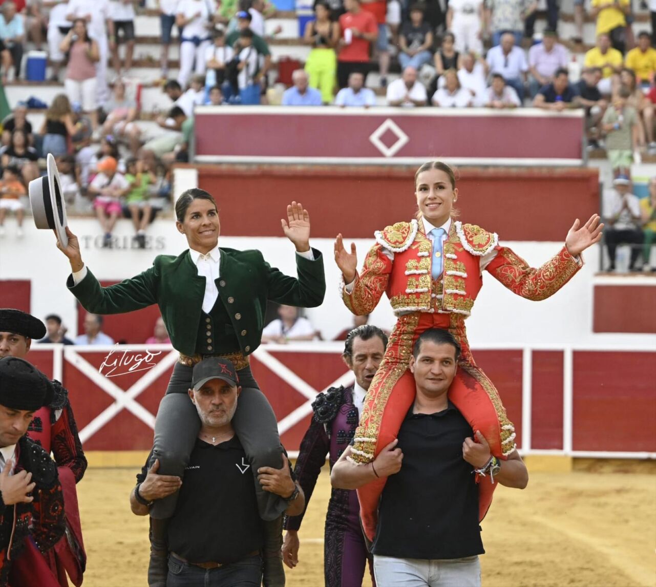 Lea Vicens y Olga Casado salen a hombros en Cella