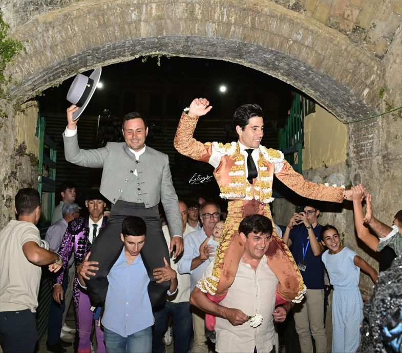 Dos Adolfos bravos y tres toreros machos