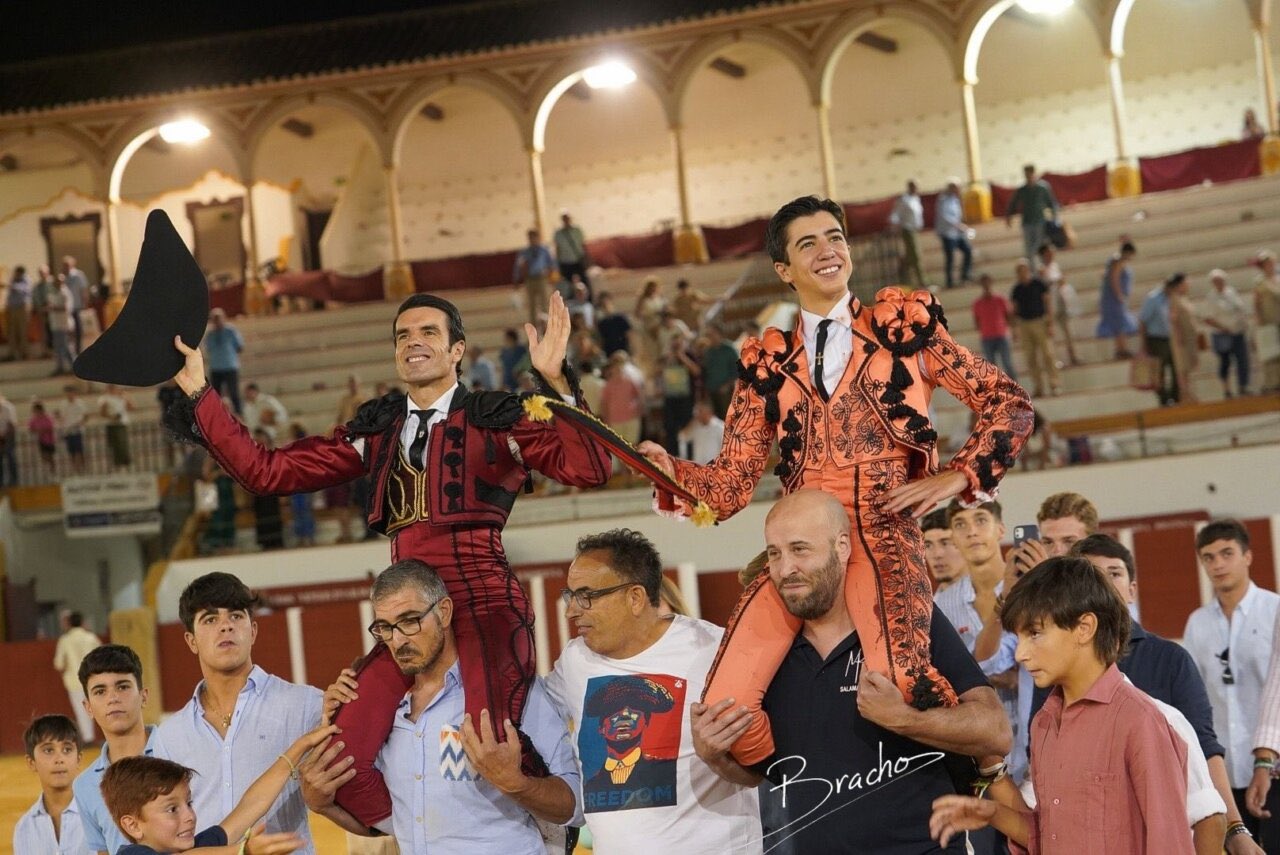 El bravo quinto de Cuvillo catapulta el triunfo de Emilio de Justo junto a Marco Pérez en la goyesca de Antequera