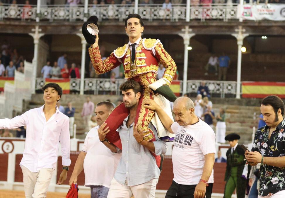 Alejandro Talavante abre la puerta grande en la última de la feria de Begoña
